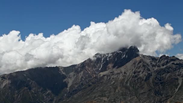 Nad horským údolím víří mračna, v dálce zasněžený vrchol. Mustang, Nepál, Annapurna — Stock video