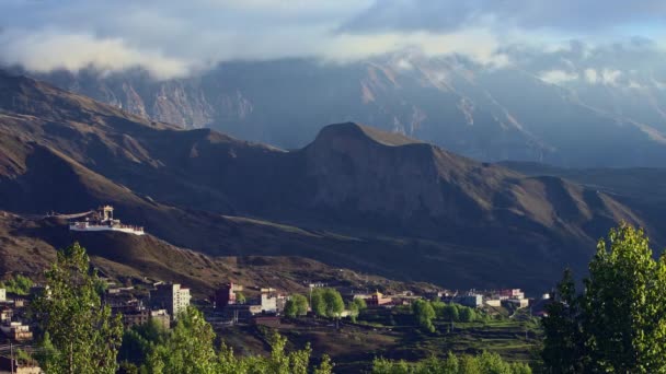 Timelapse Clouds swirl over a green mountain valley. Mustang, Nepal, Annapurna, Muktinat — Stock Video