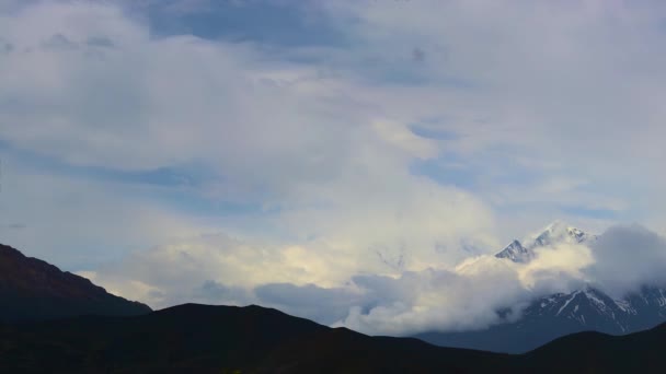 Timelapse Clouds swirl over a mountain valley, a snowy peak in the distance. Mustang, Nepal, Annapurna — Stock Video
