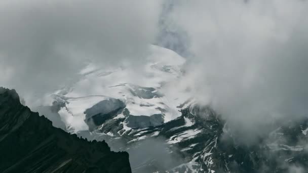 เมฆไทม์แลปส์หมุนเหนือหุบเขา หิมะสูงสุดในระยะทาง มัสแตง, เนปาล, อันนาฟาเอล — วีดีโอสต็อก