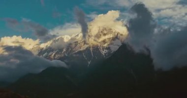 Annapurna 'da güzel bir gün batımı, karlı tepelerde gün batımı, bulutların hızlandırılmış fotoğrafları, Nepal