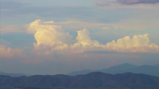 Timelapse. The movement of clouds in the sky on endless fields and hills Background for montage Background for the concept of big dreams, hopes and aspirations. — Stock Video