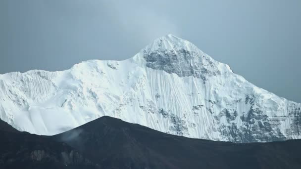 Timelapse van het begin van de nacht op een besneeuwde top. wolken kolken over de top van de berg Nilgiri — Stockvideo