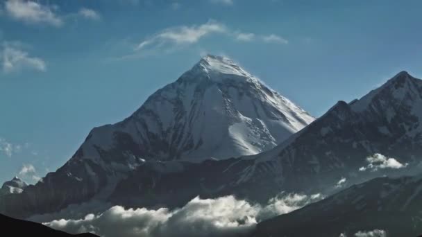 Zeitraffer Wolken wirbeln über ein Gebirgstal, ein schneebedeckter Gipfel in der Ferne. Mustang, Nepal, Annapurna — Stockvideo