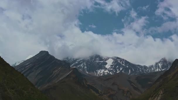 Timelapse Wolken kolken over een bergdal, een besneeuwde piek in de verte. Mustang, Nepal, Annapurna — Stockvideo
