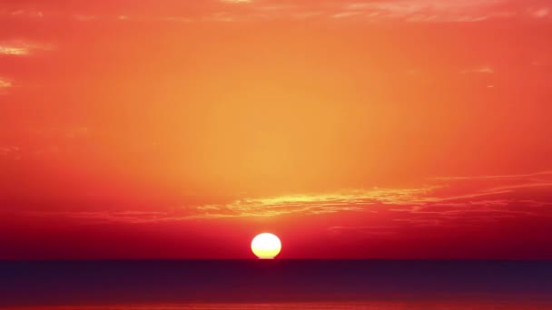 Jasné sluneční kotouče se pohybují mezi obláčky mraků na zářící obloze západu slunce — Stock video