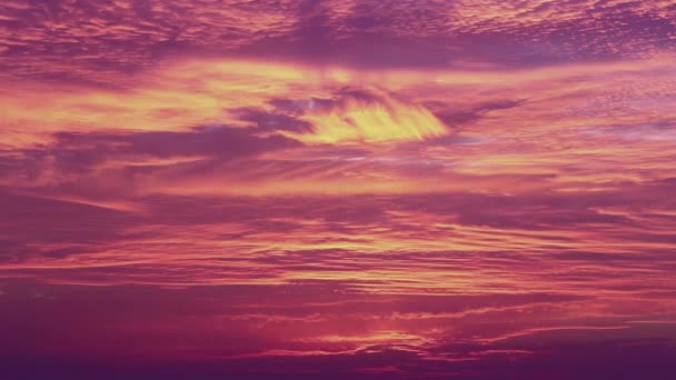 Sen o majestátním purpurově růžovém západu slunce nad mořem, časový odstup — Stock video