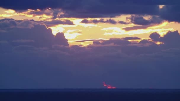 Яркий диск солнца движется сквозь зияющие облака в сияющем небе заката — стоковое видео