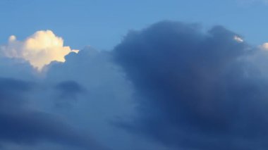 Zaman ayarlı. Gökyüzünde büyük hayaller, umutlar ve emeller kavramının arkaplanı için bulutların hareketliliği.