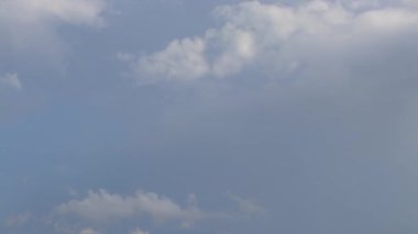 Zaman ayarlı. Gökyüzünde büyük hayaller, umutlar ve emeller kavramının arkaplanı için bulutların hareketliliği.
