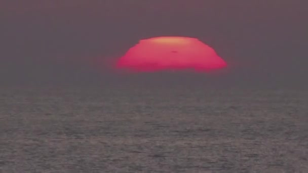 Timelapse, un grande sole tramonta in nuvole arancioni che diventano blu. — Video Stock