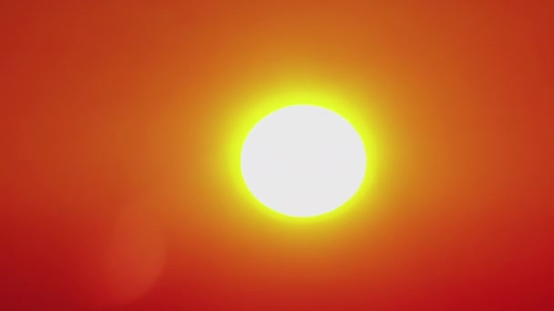 Timelapse, un grand soleil se couche dans des nuages orange qui deviennent bleus. — Video