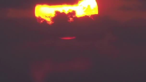 タイムラプスとは、青に変わるオレンジ色の雲の中に大きな太陽が沈む。. — ストック動画