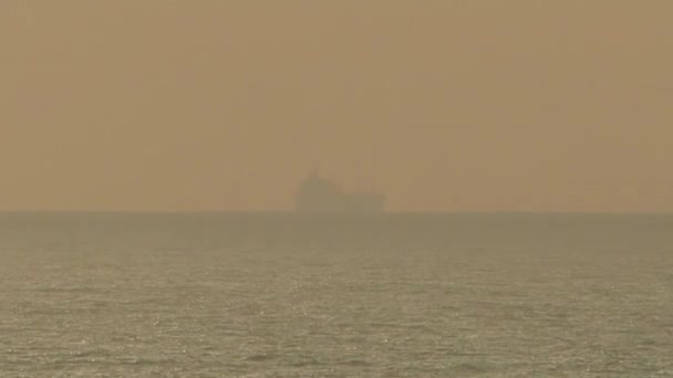 A ship in the wavering fog on the horizon at a high zoom 1200mm — Stock Video