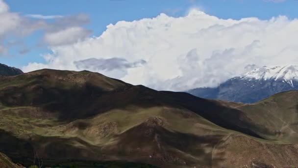 Zeitraffer Wolken wirbeln über ein grünes Gebirgstal. Mustang, Nepal, Annapurna — Stockvideo