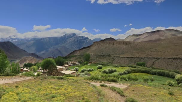 Zeitraffer Wolken wirbeln über ein grünes Gebirgstal. Mustang, Nepal, Annapurna — Stockvideo