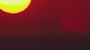 Gün batımı zamanı, benekli yakın çekim güneşi.