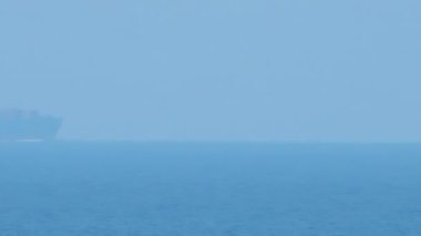 Ufukta sallanan sisli bir gemi var. 1200 mm 'lik yüksek bir zoom' da.