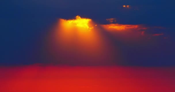 Fenséges rózsaszín naplemente álom a tenger felett, időeltolódás a sugarak és színváltozás a felhők, — Stock videók