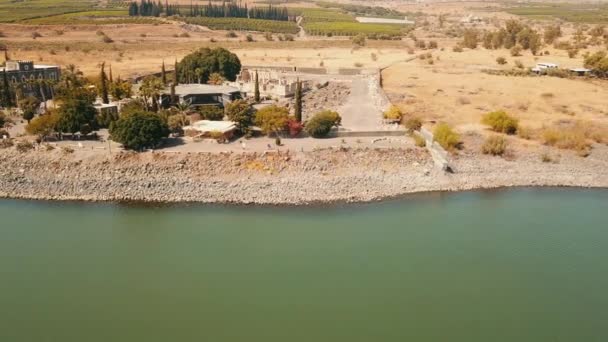 Iglesia Ortodoxa de los 12 apóstoles. Mar de Galilea. Cafarnaúm. Vista aérea — Vídeos de Stock