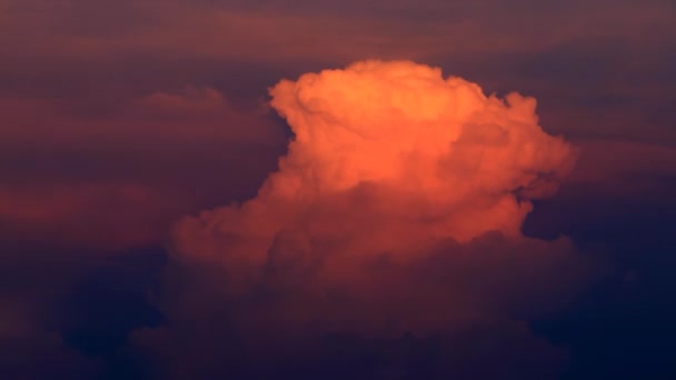 Timelapse nuages roses au coucher du soleil volent à travers le ciel sombre — Video