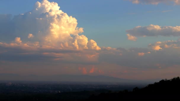 Хмари Тімелапсе виходять над містом під час заходу сонця . — стокове відео