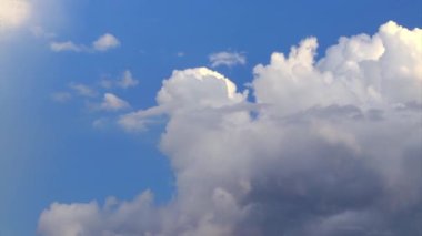 Zaman ayarlı. Gökyüzünde büyük hayaller, umutlar ve emeller kavramının arkaplanı için bulutların hareketliliği.