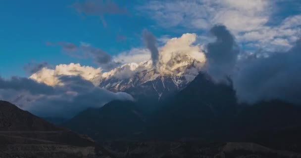 Bellissimo tramonto sull'Annapurna, cielo al tramonto sulle cime innevate, fotografia time-lapse di nuvole, Nepal — Video Stock