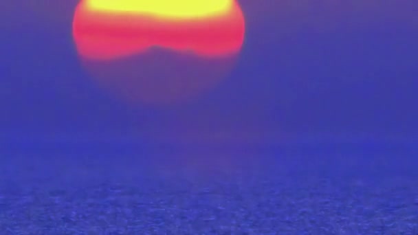 Timelapse, een grote zon gaat onder in oranje wolken die blauw worden. — Stockvideo