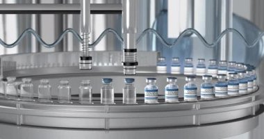 SARS-COV-2 COVID-19 Toplu Coronavirus aşısı üretimi, bir makine aşıyı dolduruyor, ilaç laboratuarında bir ilaç taşıyıcı bant boyunca ilerleyen ampullere şişe kapakları yerleştiriyor.