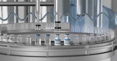 SARS-COV-2 COVID-19 Toplu Coronavirus aşısı üretimi, bir makine aşıyı dolduruyor, ilaç laboratuarında bir ilaç taşıyıcı bant boyunca ilerleyen ampullere şişe kapakları yerleştiriyor.
