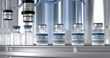 SARS-COV-2 COVID-19 Toplu Coronavirus aşısı üretimi, bir makine aşıyı dolduruyor, ilaç laboratuarında bir ilaç taşıyıcı bant boyunca ilerleyen ampullere şişe kapakları yerleştiriyor.