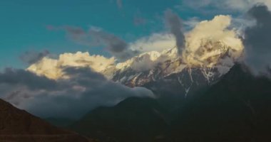Annapurna 'da güzel bir gün batımı, karlı tepelerde gün batımı, bulutların hızlandırılmış fotoğrafları, Nepal