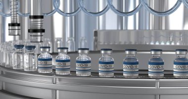 SARS-COV-2 COVID-19 toplu Coronavirus aşısı üretimi, bir makine aşıyı dolduruyor, ilaç laboratuarındaki ampullere şişe kapakları yerleştiriyor. Yüksek kaliteli resim