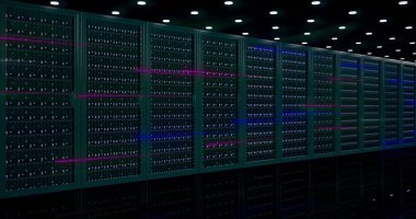 Dijital bilgi fiber optik kablolar aracılığıyla ağ boyunca seyahat eder ve veri merkezinin sunucu odasındaki cam panellerin arkasındaki veri sunucuları aracılığıyla. Yüksek hızlı dijital hatlar. Yüksek kaliteli resim