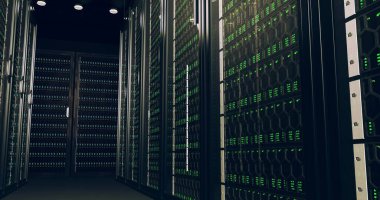 Dijital bilgi fiber optik kablolar aracılığıyla ağ boyunca seyahat eder ve veri merkezinin sunucu odasındaki cam panellerin arkasındaki veri sunucuları aracılığıyla. Yüksek hızlı dijital hatlar. Yüksek kaliteli resim