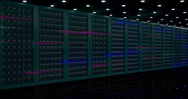 Dijital bilgi fiber optik kablolar aracılığıyla ağ boyunca seyahat eder ve veri merkezinin sunucu odasındaki cam panellerin arkasındaki veri sunucuları aracılığıyla. Yüksek hızlı dijital hatlar. Yüksek kaliteli resim