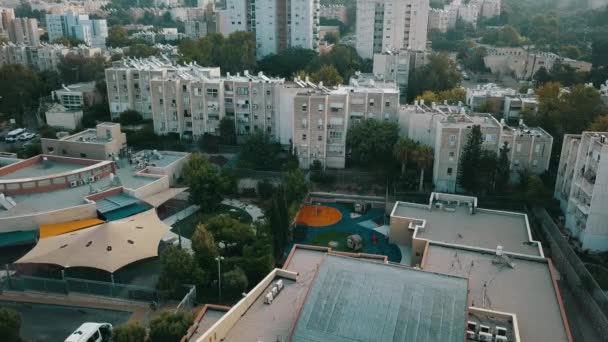 Letecké sledování kolem sluncem zalitých domů na kopci při východu slunce v Haifě, Izrael — Stock video