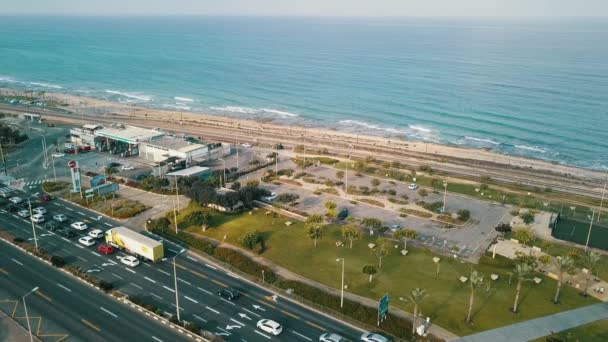 Vista aérea do tráfego da cidade na costa em Haifa, Israel. — Vídeo de Stock