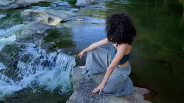 Suyun Huzurlu Anı: Büyüleyici Dans Pozisyonları Doğada Özgürlük ve Bağlantı Kucaklıyor. Yüksek kalite 4k görüntü