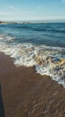 Evening Point of View, uzun gölgelerin ardından köpüklü dalgalar ve kumlar üzerine dökülür. Kamera mavi deniz uzaktaki adaya döner ve berrak gökyüzü altında sakin kıyı hareketini yakalar. Yüksek kalite 4K görüntü