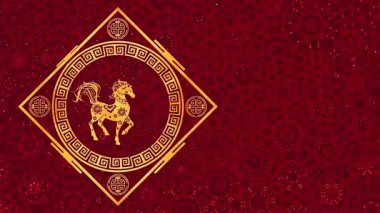 Çin Yeni Yılı 'nı Çiçek desenleri ve Geleneksel Sembollerle çevrili süslü bir Altın At Tasarımı ile canlı bir Kırmızı Arkaplan ile kutlayın. Yüksek kalite 4k görüntü