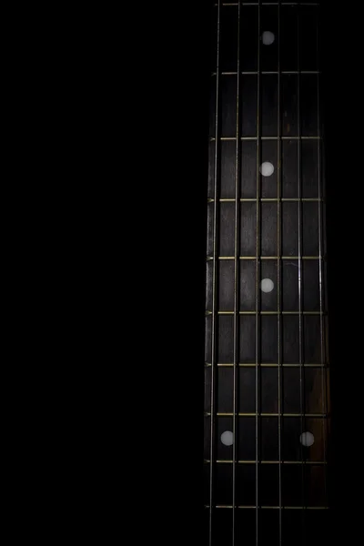 黒の背景に隔離されたギターネック — ストック写真