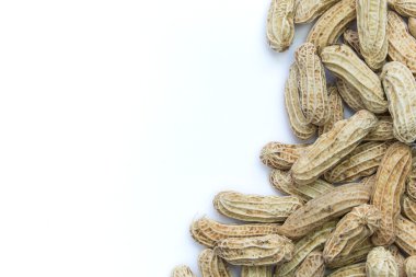 Beyaz arka plan karede haşlanmış fıstık