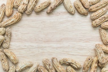 Haşlanmış fıstık çerçeve ahşap plaka üzerinde