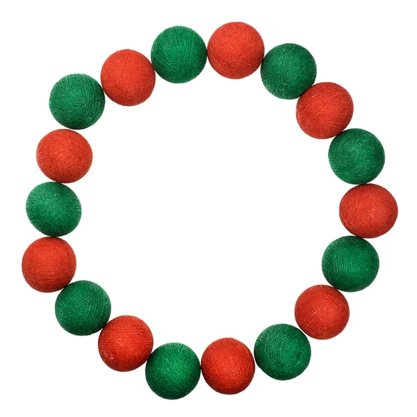 Beyaz arka plan üzerinde izole kırmızı ve yeşil Noel top çerçeve