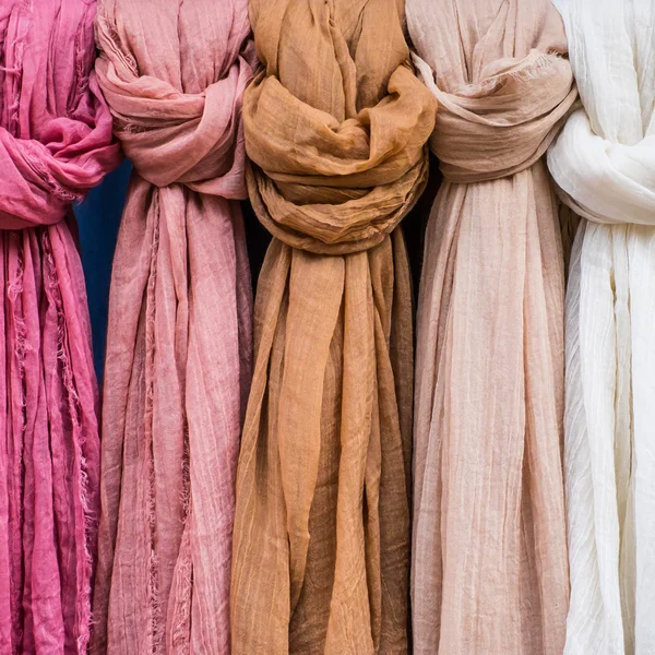 Wiersze o szaliki kolorowe bawełniane — Zdjęcie stockowe