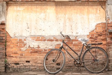 Vintage Bisiklet eski tuğla duvar