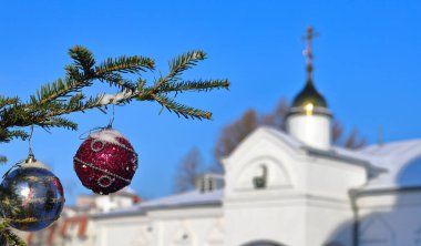 Ortodoks kilisesinin altın kubbesinin arka planına karşı Noel ağacı süslemeleri. Parlak kış günü. Kış Noel 'dir. Ortodoksluk kavramı.