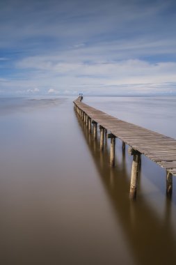 Uzun ahşap iskele ve mavi gökyüzü